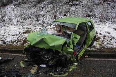 Geislingen: Trotz Gegenverkehr ueberholt / Schwer verletzte Frau im Auto eingeklemmt 